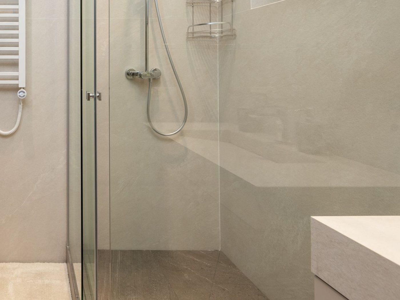 Ebenerdige Dusche mit Glastür und Sitzbank