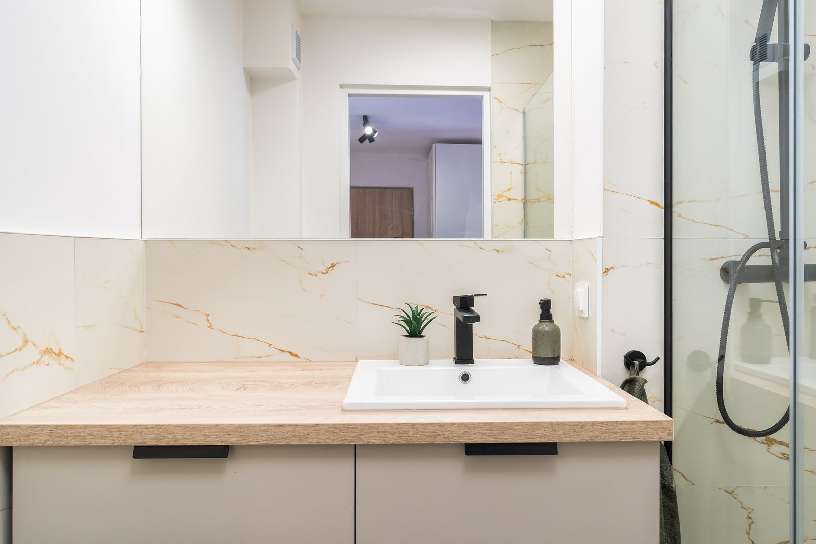 Heller Waschtisch mit Marmorplatte und Spiegelschrank